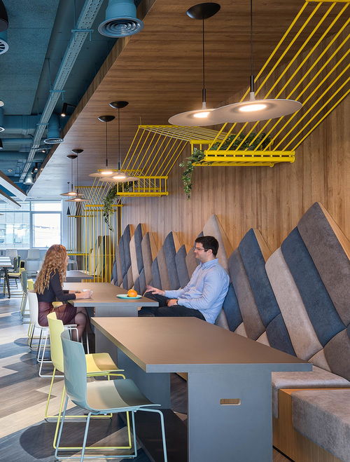 時(shí)尚辦公網(wǎng) 辦公設(shè)計(jì) 設(shè)計(jì)欣賞 靈動(dòng)多變 塞爾維亞tech l05開(kāi)發(fā)部門辦公室創(chuàng)新設(shè)計(jì)欣賞